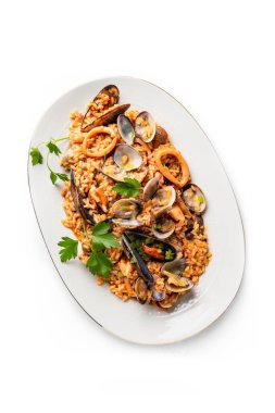 Bir tabak risotto alla pescatora, beyaz arka planda izole edilmiş deniz mahsullü risotto, İtalyan yemeği. 