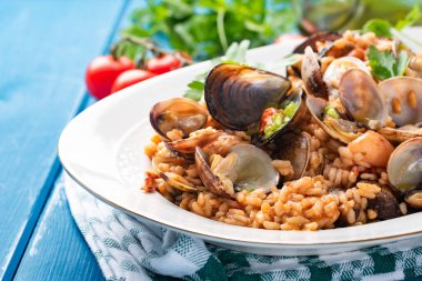 Bir tabak risotto alla pescatora, deniz mahsullü risotto, İtalyan yemeği. 