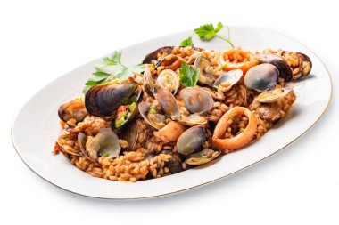 Bir tabak risotto alla pescatora, beyaz arka planda izole edilmiş deniz mahsullü risotto, İtalyan yemeği. 