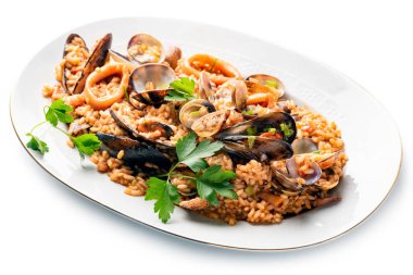 Bir tabak risotto alla pescatora, beyaz arka planda izole edilmiş deniz mahsullü risotto, İtalyan yemeği. 
