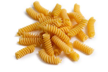 Çiğ fusilli, beyaz arka planda izole edilmiş İtalyan makarnası. 