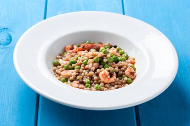Fregula, karides ve bezelyeli geleneksel sardalya makarnası, İtalyan yemeği. 
