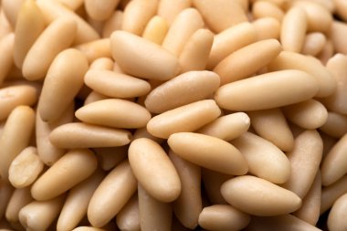 sağlıklı yiyecekler, çiğ çam tohumları