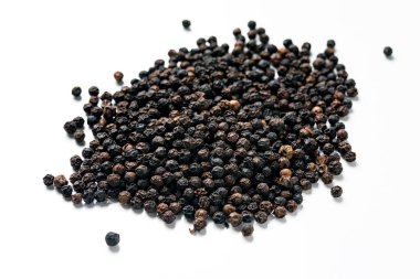 Beyaz arkaplanda izole baharat biberi 