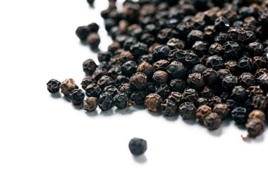 Beyaz arkaplanda izole baharat biberi 