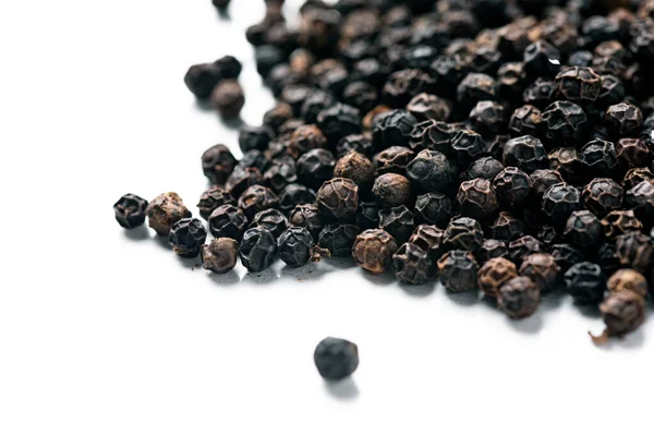 Beyaz arkaplanda izole baharat biberi 