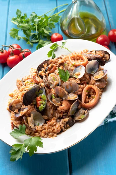 Makanan Dekat Risotto Lezat Dengan Makanan Laut — Stok Foto