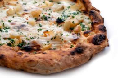 Beyaz arka plan üzerinde izole taze pizza