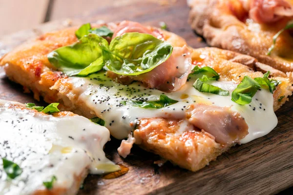 Свежая Вкусная Пицца Прошутто — стоковое фото