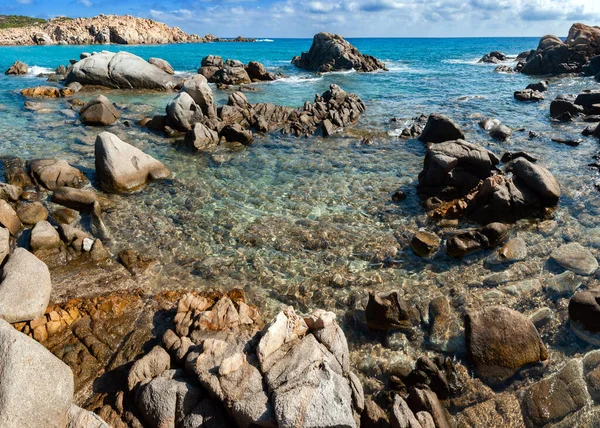 岩や海のある美しいビーチ — ストック写真