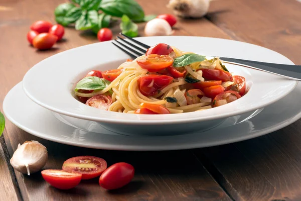 Close Delicious Spaghetti Tomatoes Basil — Stok fotoğraf