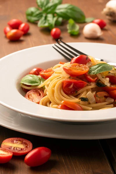 Close Delicious Spaghetti Tomatoes Basil — Zdjęcie stockowe