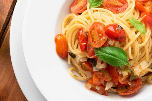 Close Delicious Spaghetti Tomatoes Basil — Stok fotoğraf