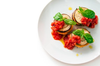 Tabakta atıştırmalık, patlıcanlı fırında sebze, domates makarna ve fesleğen yaprağı. 