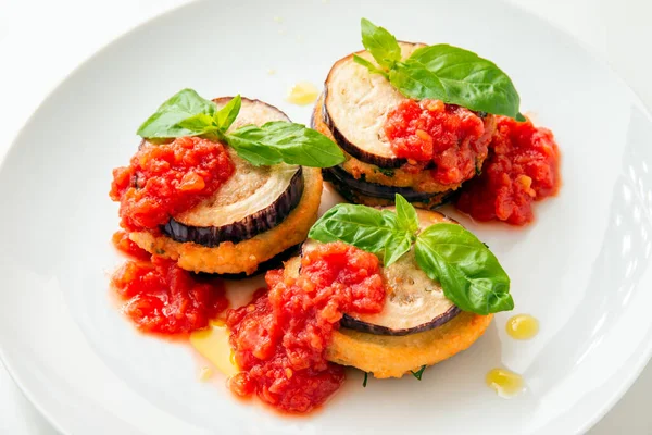 Przekąska Talerzu Pieczone Warzywa Bakłażanami Makaron Pomidorowy Liście Bazylii — Zdjęcie stockowe