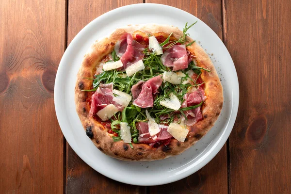 Gustosa Pizza Con Prosciutto Rucola Formaggio — Foto Stock