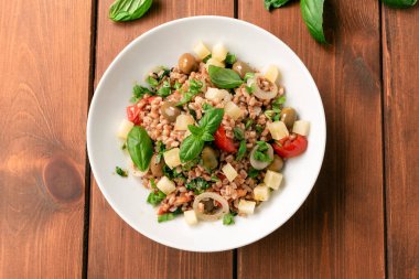 Sebze ve peynirli lezzetli hecelenmiş salata - vejetaryen yemeği