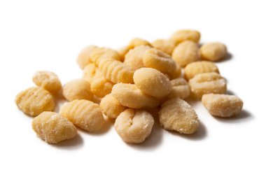 Beyaz arka planda izole edilmiş lezzetli patates gnocchi 'si.