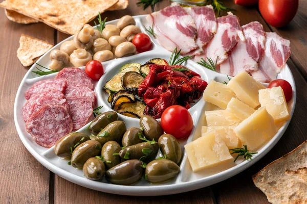 맛있는 이탈리아식 식욕을 돋우는 유럽식 음식을 — 스톡 사진
