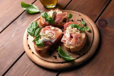 Peynir kremalı ve jambonlu lezzetli crostini, İtalyan mutfağı.