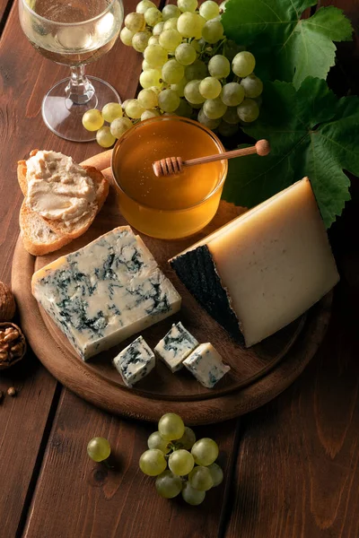 Wooden Table Platter Board Antipasti Cheese Honey Jar Green Grapes — Stock Photo, Image
