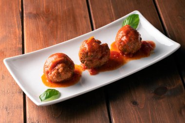 Fesleğen yapraklı köfteler, lezzetli yemekler. 