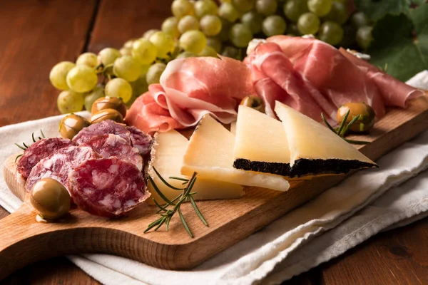 Close Platter Appetizer Antipasti Cheese Ham Slices Grapes Olives — Stock Photo, Image