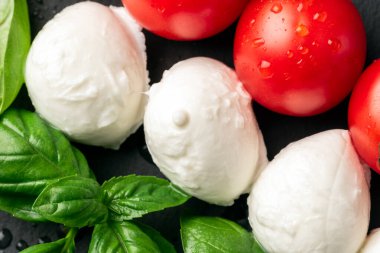 Mozzarella peyniri, fesleğen ve domates