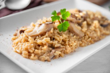 Mantarlı pilav. Yaklaş.