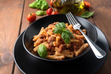 Et ve fesleğen ile makarna