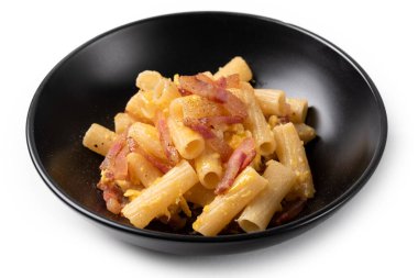 Lezzetli siyah tabakta makarna.