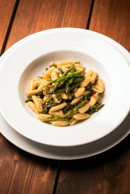 Cavatelli makarnasında kuşkonmaz, tabakta pişmiş yemek.  