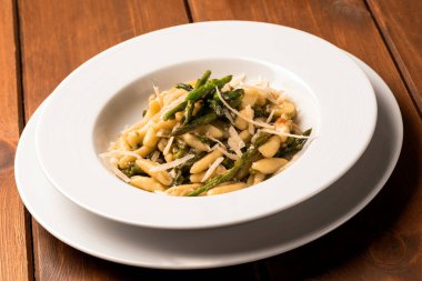 Cavatelli makarnasında kuşkonmaz, tabakta pişmiş yemek.  