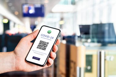 Havaalanından geçiş belgesi. Dijital korona virüsü aşı belgeleri telefonda. Koronavirüs aşısının elektronik kanıtı. Uluslararası seyahat denetimi ve sınırda AB koronaponu kontrolü.