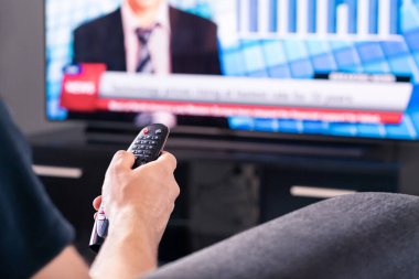 Televizyonda flaş haber. Canlı yayın yapan bir adam. Covid19, koronavirüs ve tıbbi bilgi ya da seçim muhabiri ve dünya siyaseti sunucusu. Finans gazeteciliği kanalı.