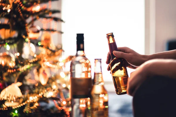 Kerstfeest Met Alcoholflessen Nieuwjaarsviering Bier Wijn Wodka Feestelijke Kerstboom Alcoholisme — Stockfoto