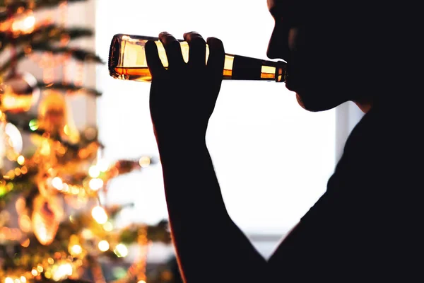 Kerstmis Alcohol Probleem Eenzame Man Die Bier Drinkt Kerstboom Alcoholisme — Stockfoto