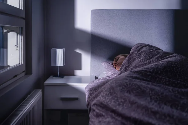 Śpiąca Kobieta Łóżku Ciemnej Sypialni Osoba Odpoczywa Spałem Pod Przykryciem — Zdjęcie stockowe