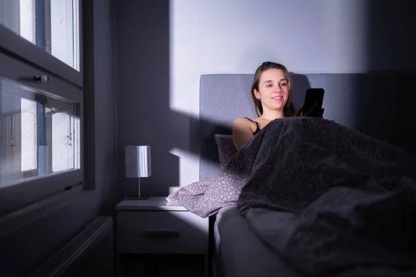 Mujer Usando Teléfono Celular Cama Sonriendo Feliz Trabajar Hasta Tarde —  Fotos de Stock