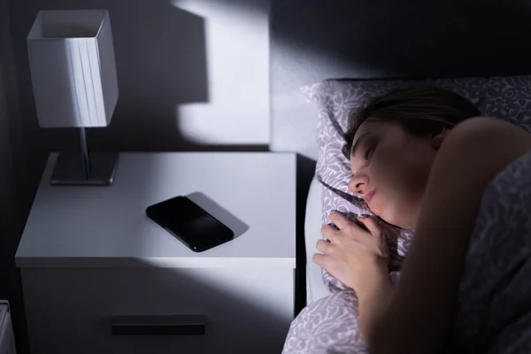 Spící Žena Posteli Telefonem Stole Noci Mobil Nočním Stolku Smartphone — Stock fotografie