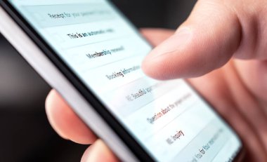 E-posta kutusu telefonda. Okunmamış yeni mesajların listesi. Cep telefonuyla dijital cep telefonu hesabına bakan bir adam. Spam ya da pazarlama bültenleri. İş adamı akıllı telefonuyla iş iletilerini okuyor.
