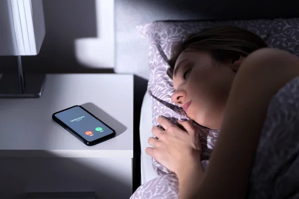 Chamada Telefónica Desconhecido Durante Noite Enquanto Mulher Dorme Cama Golpe — Fotografia de Stock