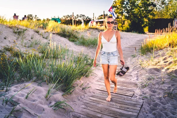 Mulher Caminhando Verão Calçadão Praia Pôr Sol Retrato Natureza Livre — Fotografia de Stock