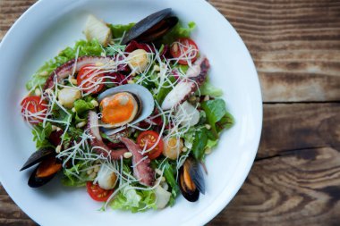 Lokantadaki deniz ürünleri yemekleri şeften..