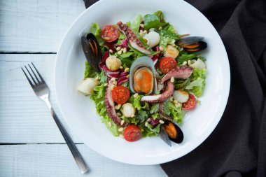 Lokantadaki deniz ürünleri yemekleri şeften..