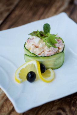 Restoranda şeften bir tabak et ve sebze..