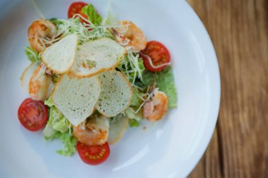 Lokantada şeften deniz ürünleri ve sebze salatası..