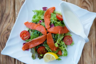 Restoranda şeften gelen balık ve sebze salatası..