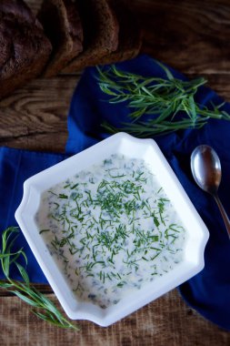 Geleneksel Rus sebze çorbası, salatalık, turp, kefir ya da kvass sosisli et..