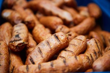 Sosis ürünlerinin üretim hattı. Mağazanın tezgahında asılı sosis. Fabrikada yapılan et ürünleri..